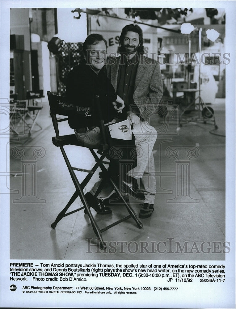 1992 Press Photo Tom Arnold &amp; Dennis Boutsikaris On &quot;The Jackie Thomas Show&quot;- Historic Images