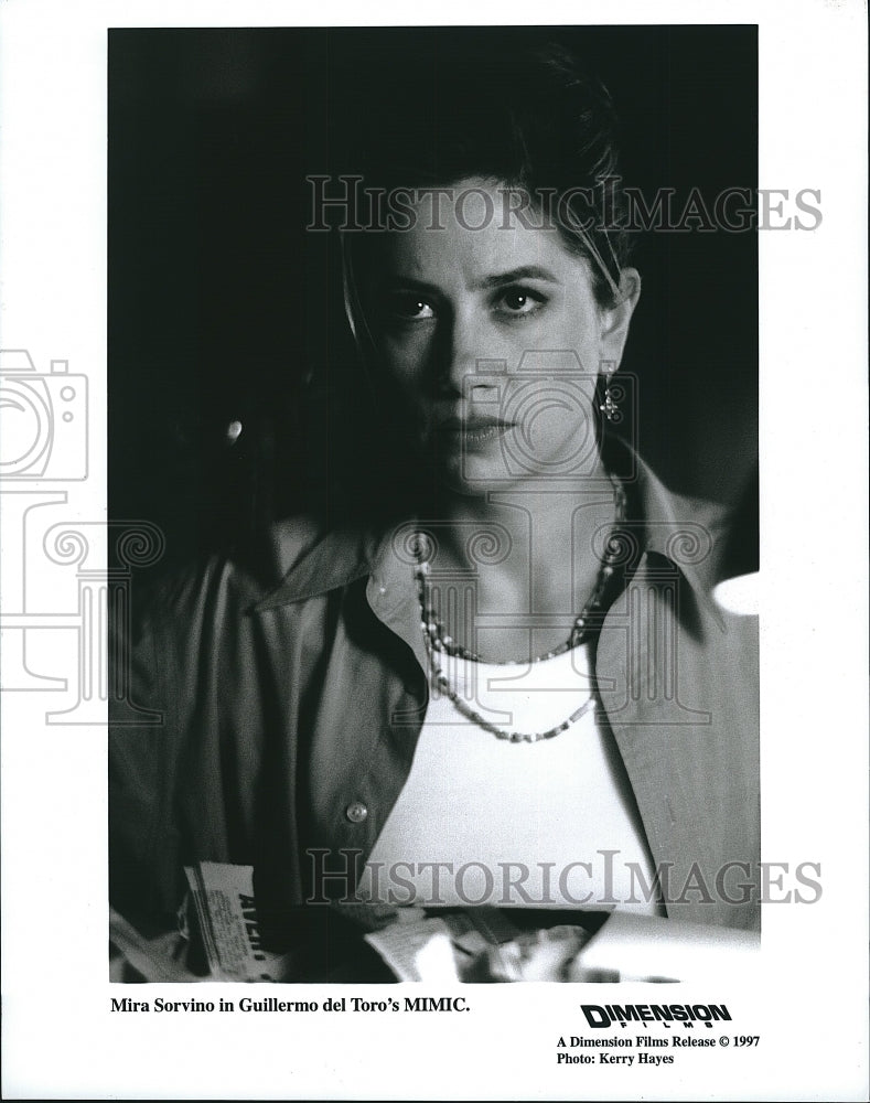 1997 Press Photo Actress Mira Sorvino In Mimic- Historic Images