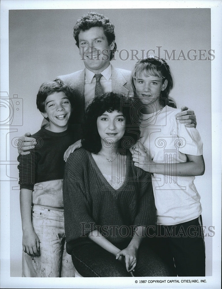 1987 Press Photo Daniel Hugh Kelly and Elizabeth Pena in ABC -TV&quot;I Married Dora&quot;- Historic Images