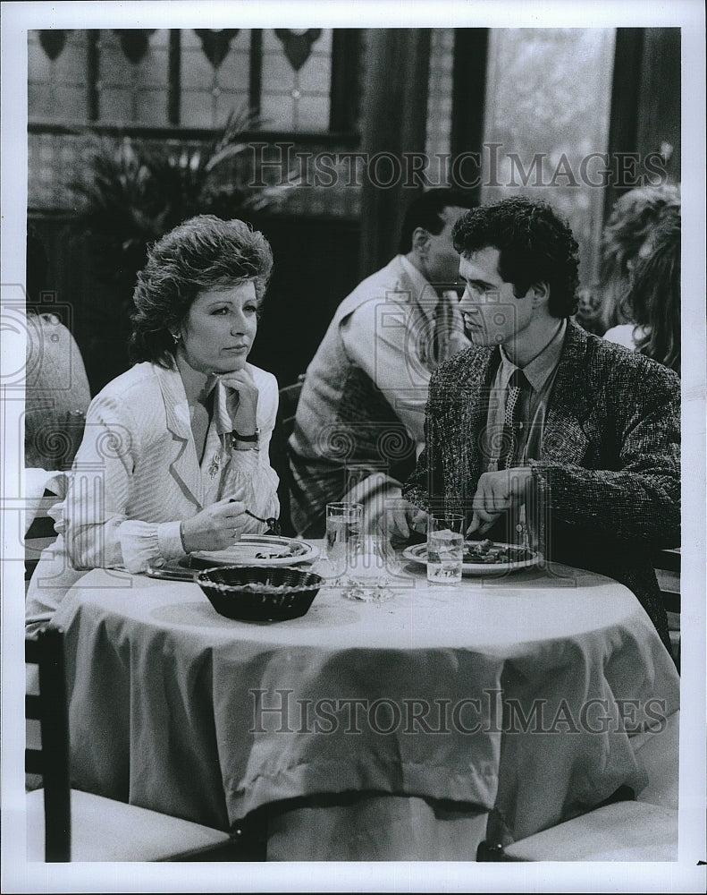 1987 Press Photo Patty Duke and Lewis Smith in scene from &quot;Karen&#39;s Song&quot;- Historic Images