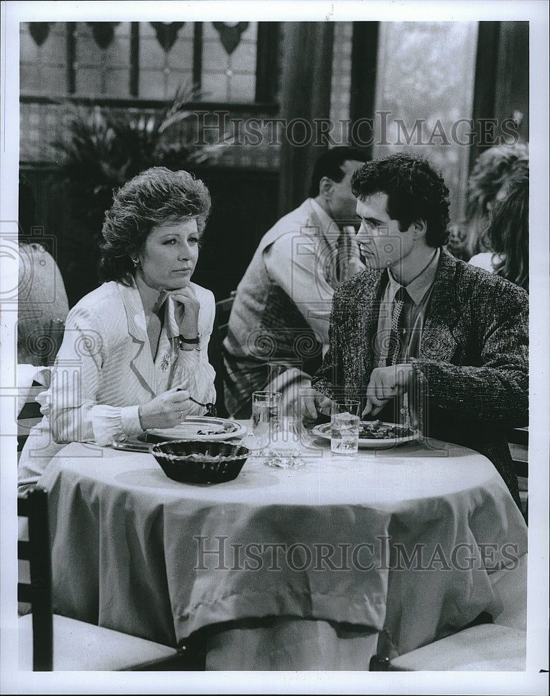 1987 Press Photo Patty Duke and Lewis Smith star in scene from &quot;Karen&#39;s Song&quot;- Historic Images