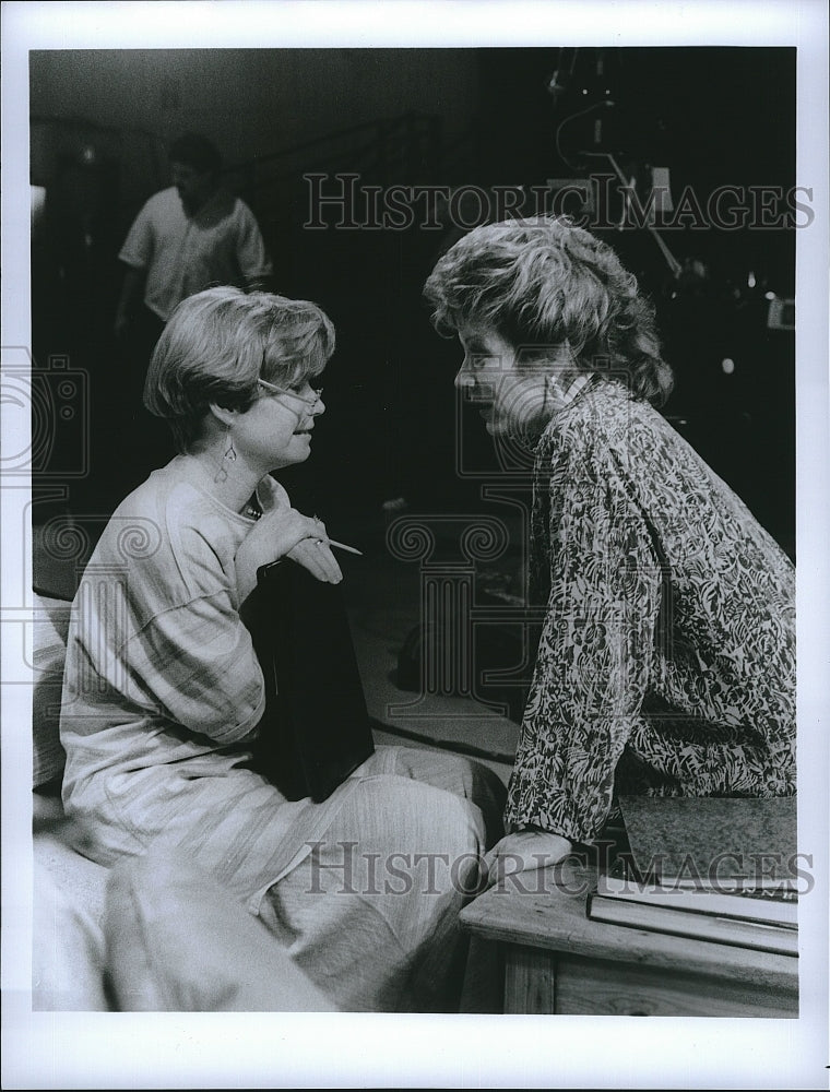 1987 Press Photo Director B. Franklin with Patty Duke on set of &quot;Karen&#39;s Song&quot;- Historic Images