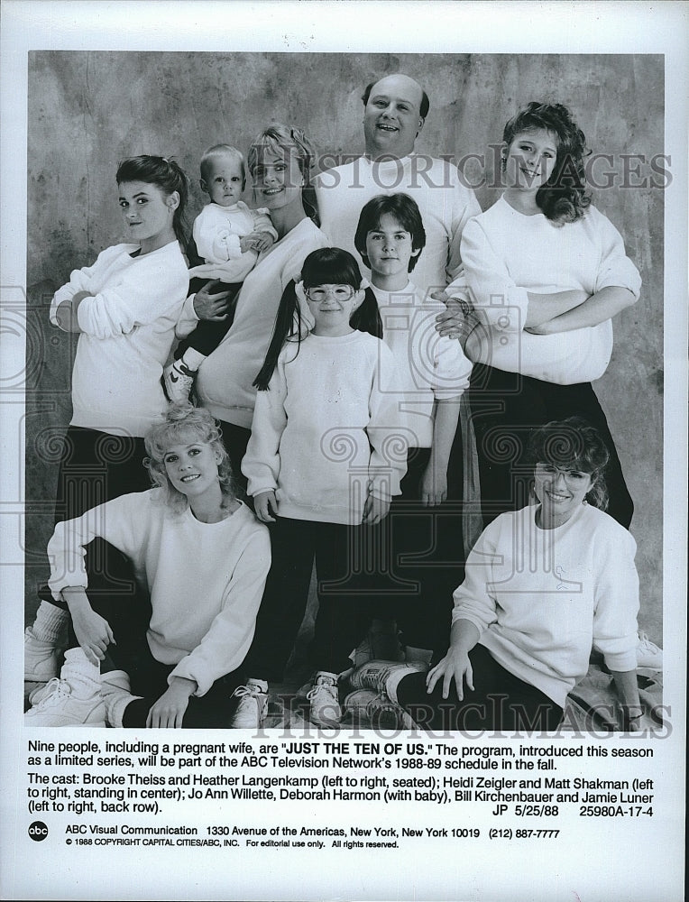 1988 Press Photo Actor Bill Kirchenbauer &amp; Matt Shakman In &quot;Just The Ten Of Us&quot;- Historic Images