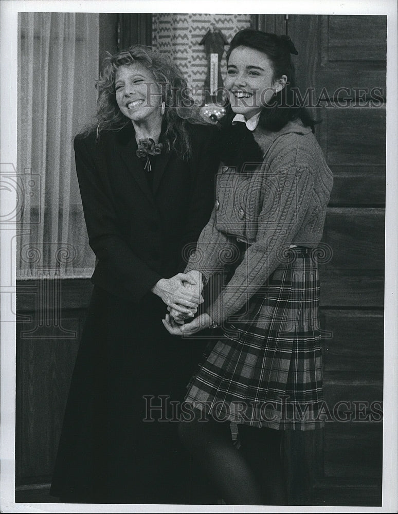 1988 Press Photo Actress Maddie Corman &amp; Christa Miller In &quot;Kate &amp; Allie&quot;- Historic Images