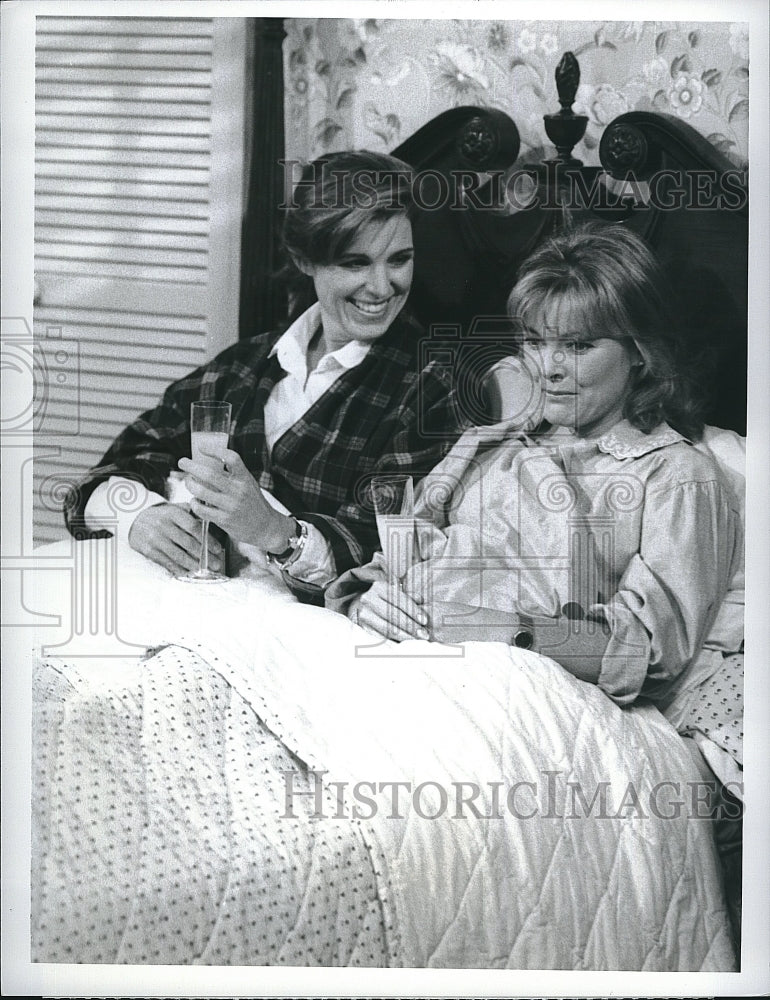 1988 Press Photo Actresses Jane Curtin &amp; Susan Saint James in &quot;Kate &amp; Allie&quot;- Historic Images