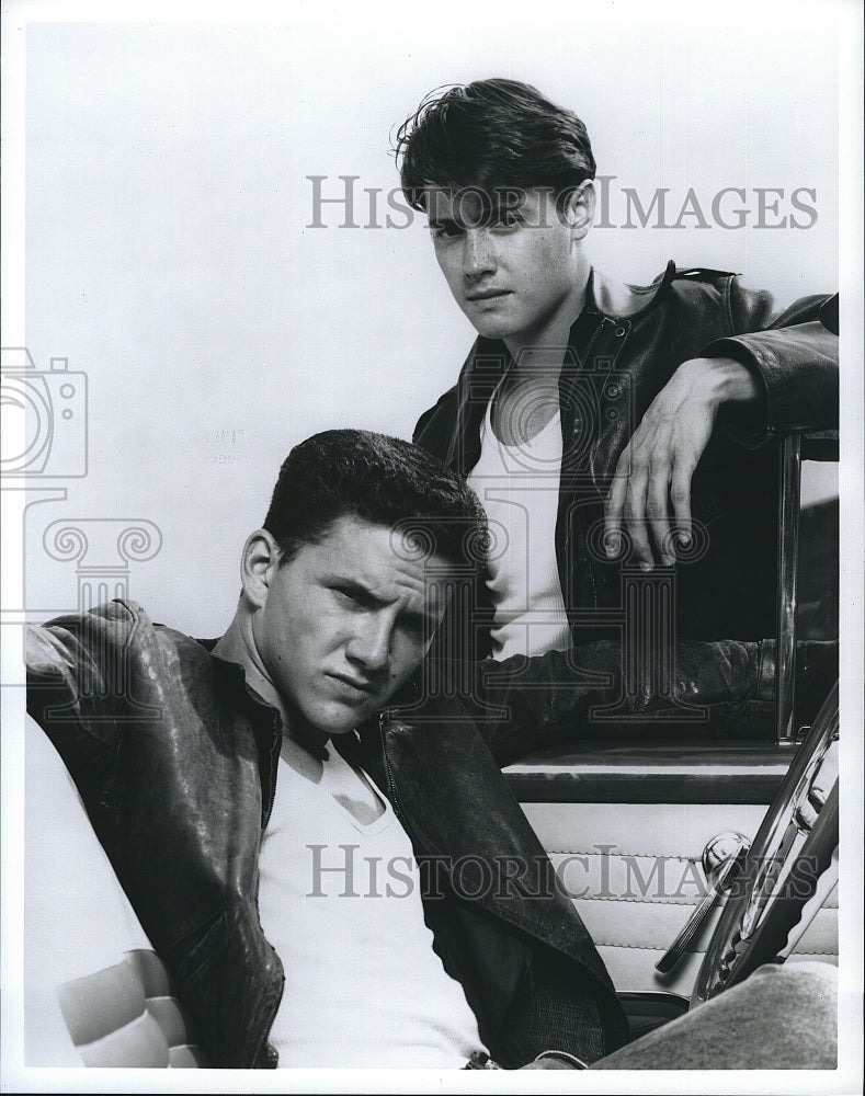 1992 Press Photo Actors Jeremy London & Peter Simmons in "I'll Fly Away"- Historic Images