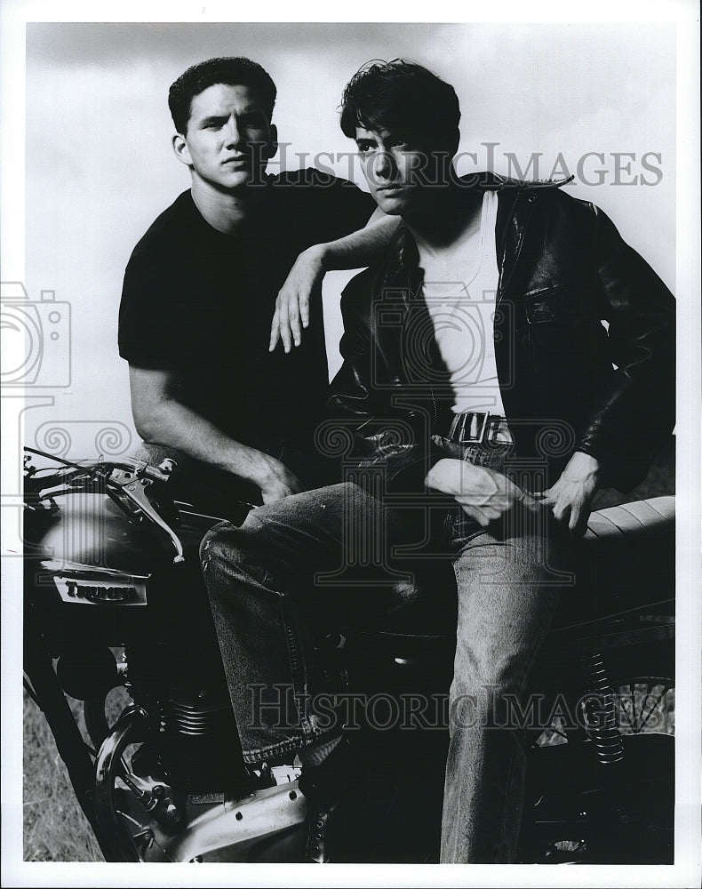 1992 Press Photo Actors Jeremy London &amp; Peter Simmons in &quot;I&#39;ll Fly Away&quot;- Historic Images