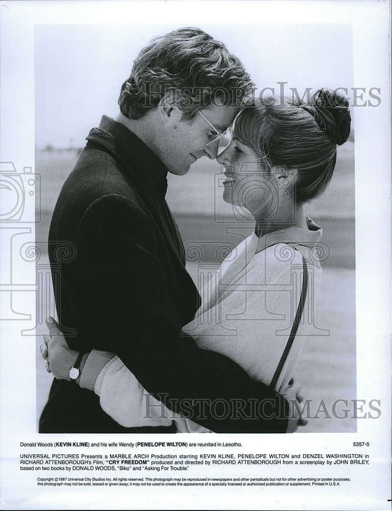 1987 Press Photo Kevin Kline Actor Penelope Wilton Actress Cry Freedom Movie- Historic Images