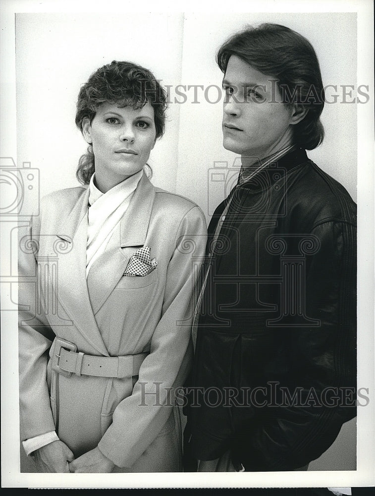 1987 Press Photo Micheal Pare and Robyn Douglass star in &quot;Houston Knights&quot;- Historic Images