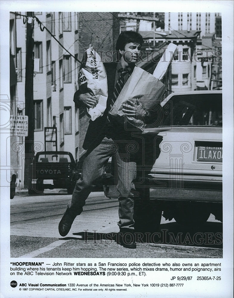 1987 Press Photo John Ritter stars in &quot;Hooperman&quot;- Historic Images