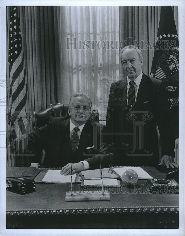 1987 Press Photo George C. Scott and Conrad Bain in TV series &quot;Mr. President&quot;- Historic Images