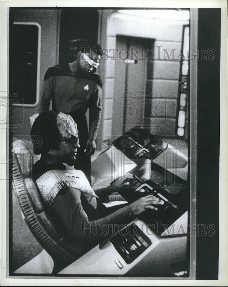 1988 Press Photo Scene from &quot;Star Trek - The Next Generation&quot;- Historic Images