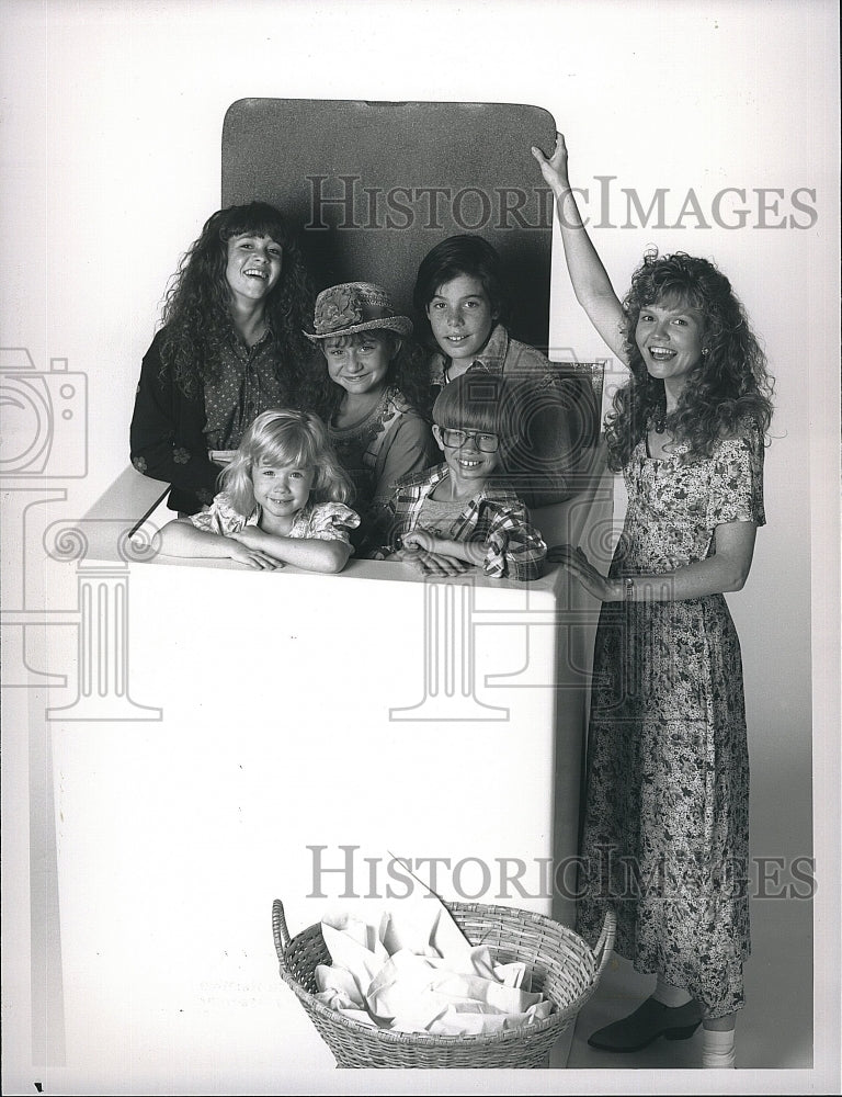 1991 Press Photo Actress Connie Ray &amp; Cast of &quot;The Torkelsons&quot;- Historic Images