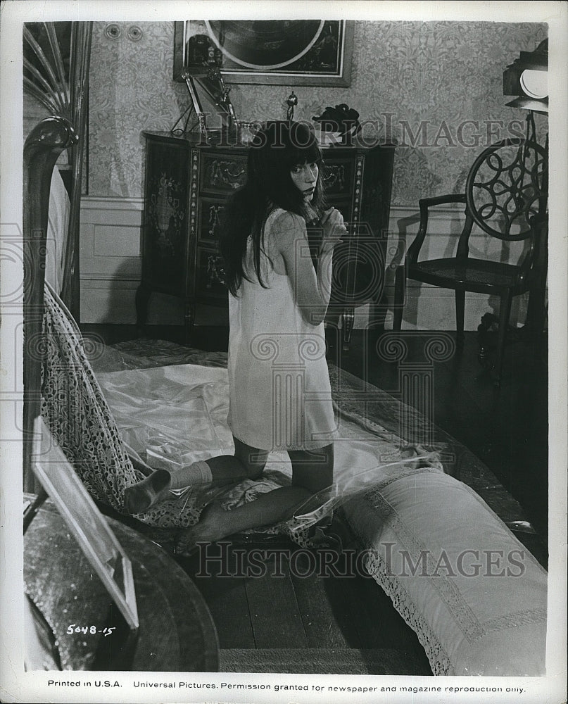 1969 Press Photo An actress in a scene in a living room- Historic Images