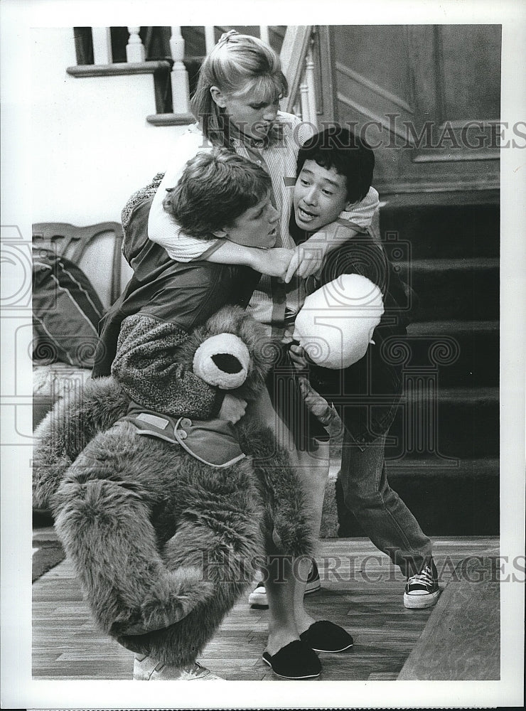 1986 Press Photo Katie O&#39;Neill, Ke Huy Quan, Scott Grimes in &quot;Together We Stand&quot;- Historic Images