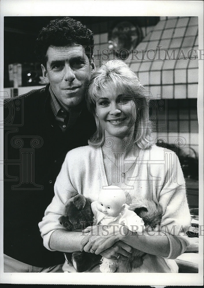 1986 Press Photo Elliott Gould and Dee Wallace Stone in &quot;Together We Stand&quot;- Historic Images