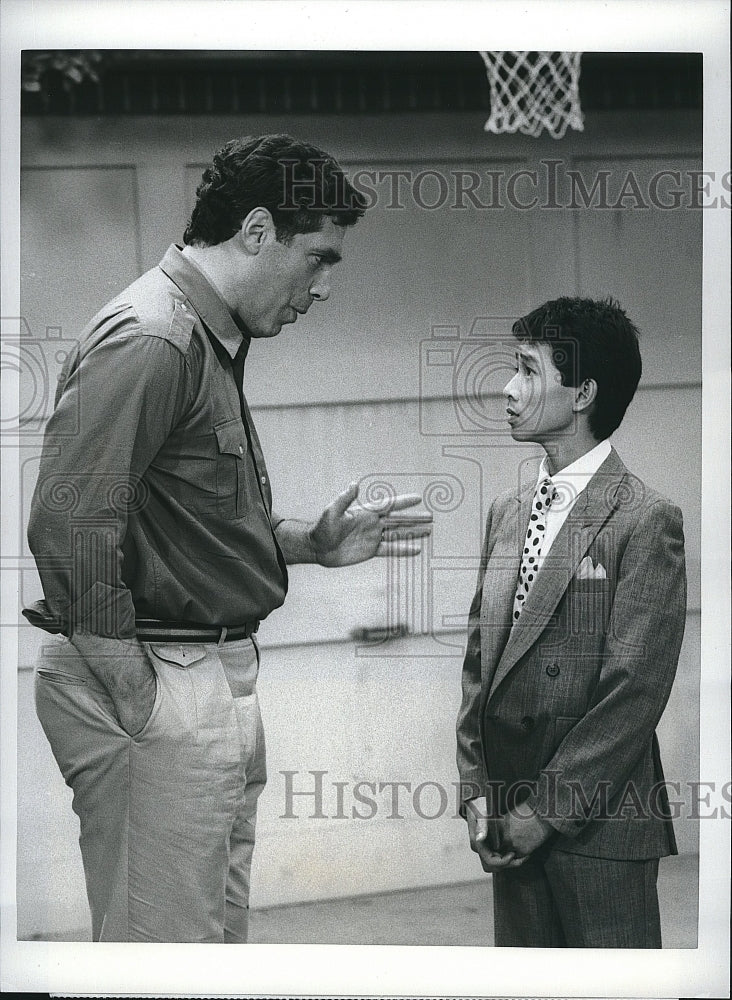 1986 Press Photo Elliott Gould and Ke Huy Quan in &quot;Together We Stand&quot;- Historic Images