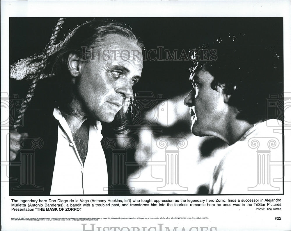 1998 Press Photo Anthony Hopkins &amp; Antonio Banderas Star In &quot;The Mask Of Zorro&quot;- Historic Images