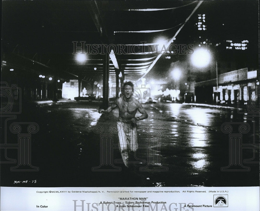 1976 Press Photo Dustin Hoffman in a scene from &quot;Marathon Man&quot;- Historic Images