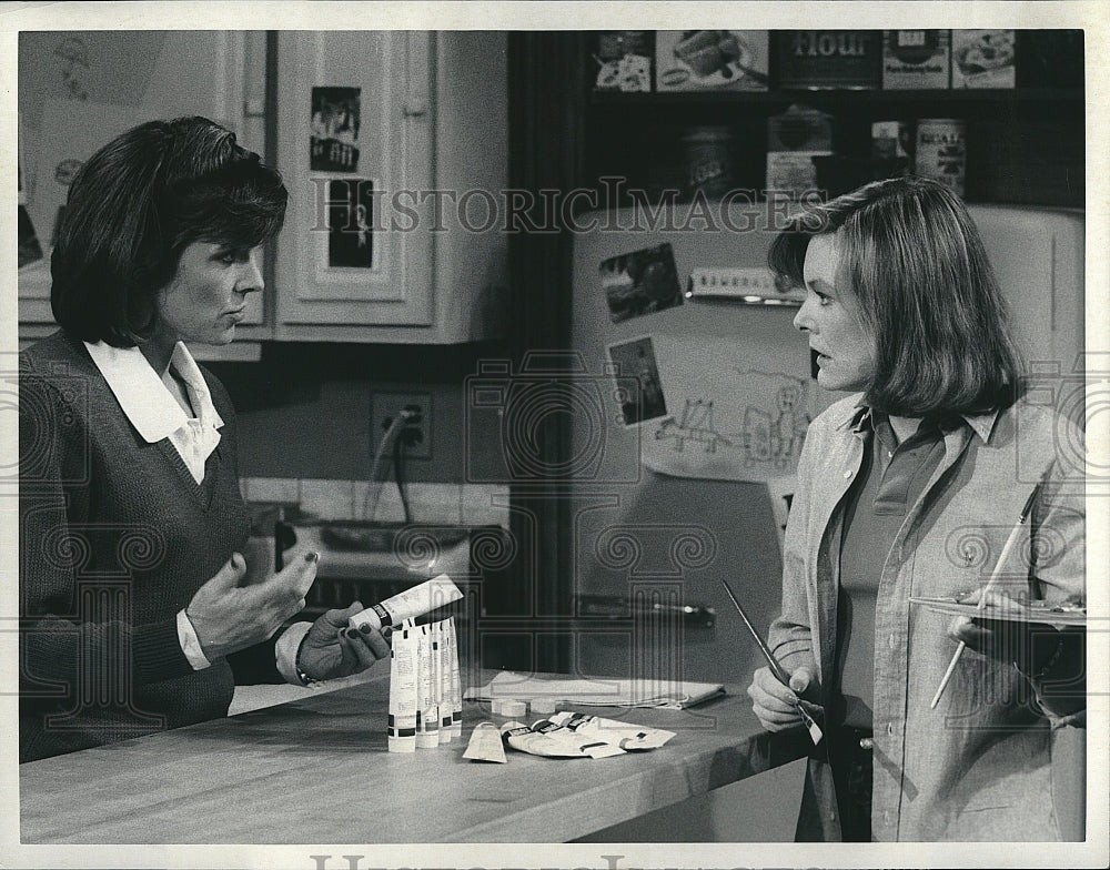 1985 Press Photo Susan Saint James Jane Curtin Kate &amp; Allie- Historic Images