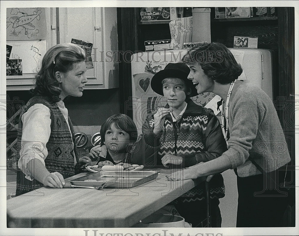 1984 Press Photo Susan Saint James Jane Curtin Kate &amp; Allie- Historic Images