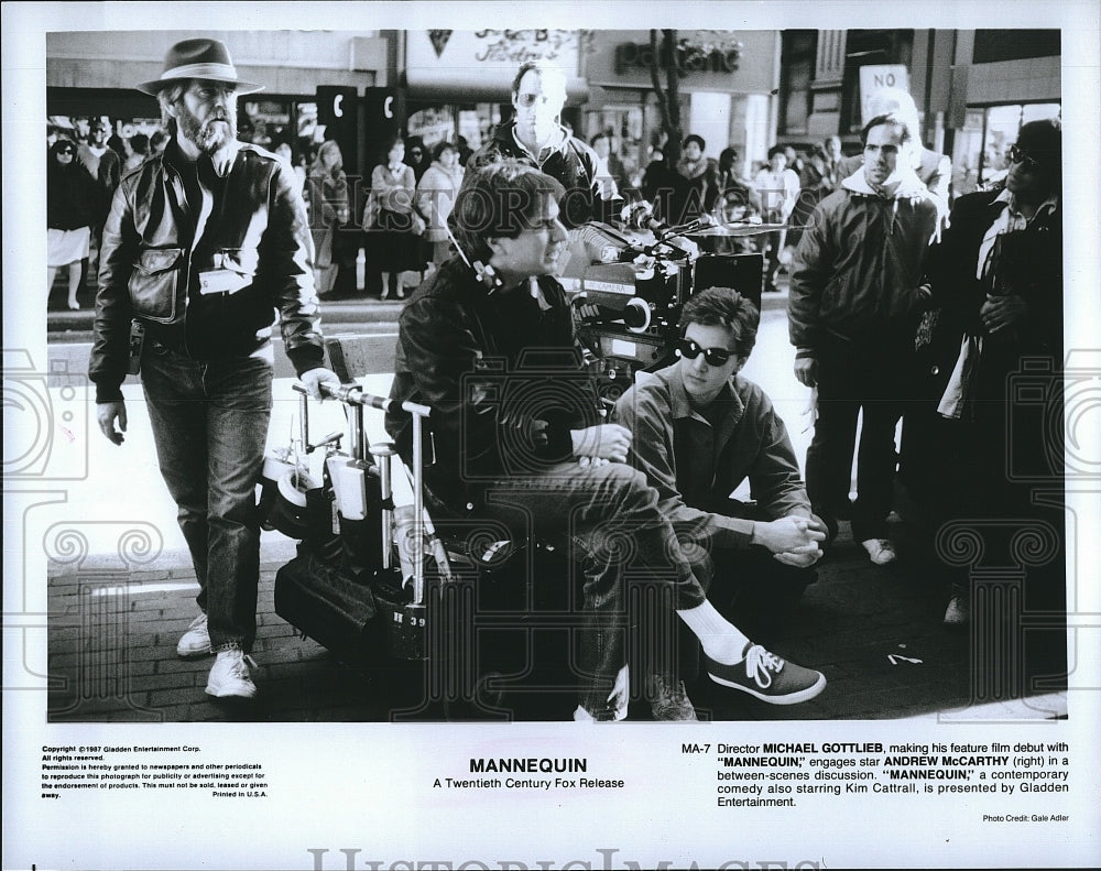 1987 Press Photo director Michael Gottlieb on set of &quot;Mannequin&quot;- Historic Images