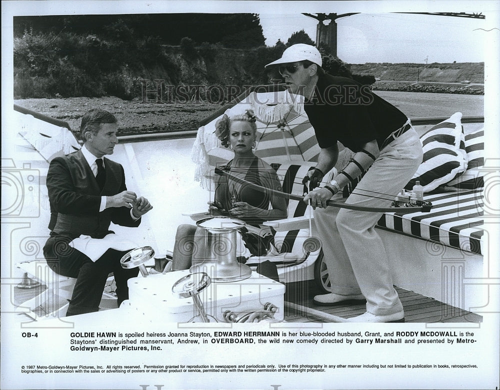 1987 Press Photo Edward Herrmann, Roddy McDowall, Goldie Hawn in &quot; Overboard &quot;.- Historic Images