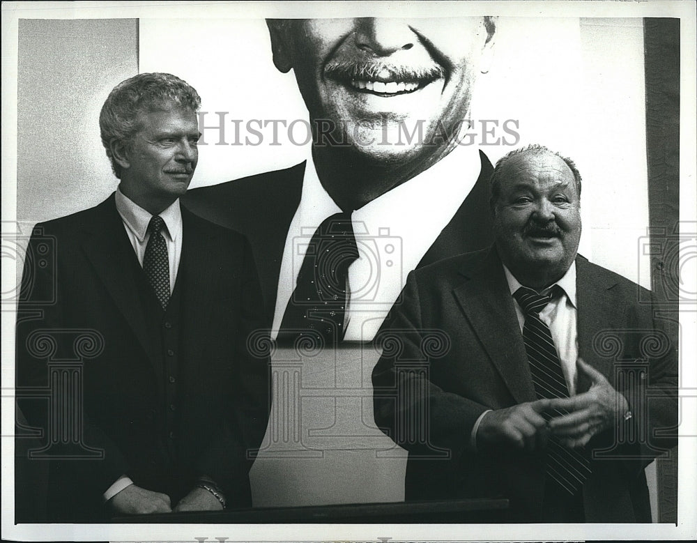 1988 Press Photo Actors William Conrad &amp; Robert Reed in &quot;Jake &amp; the Fatman&quot;- Historic Images