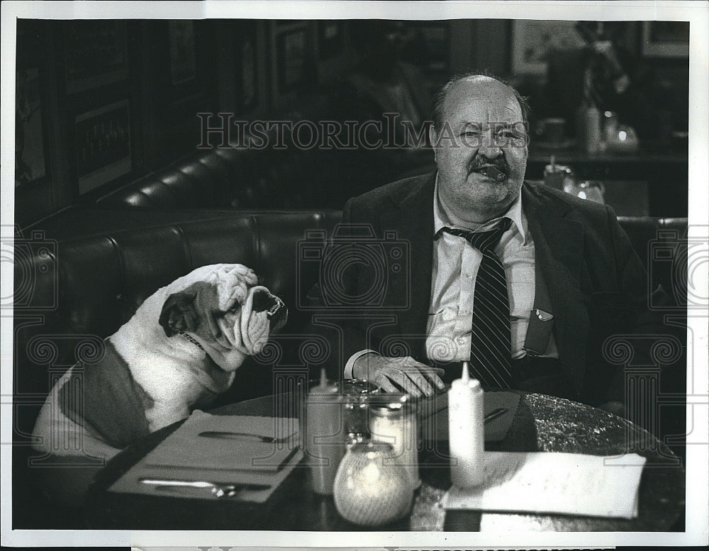 1988 Press Photo Actor William Conrad &amp; Max the Dog in &quot;Jake &amp; the Fatman&quot;- Historic Images