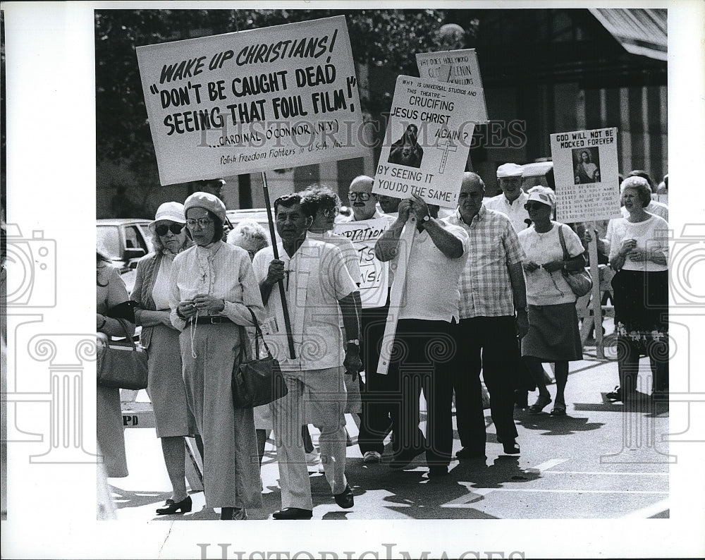 1988 Press Photo &quot;Last Temptation Of Christ&quot; Protestors In Boston- Historic Images