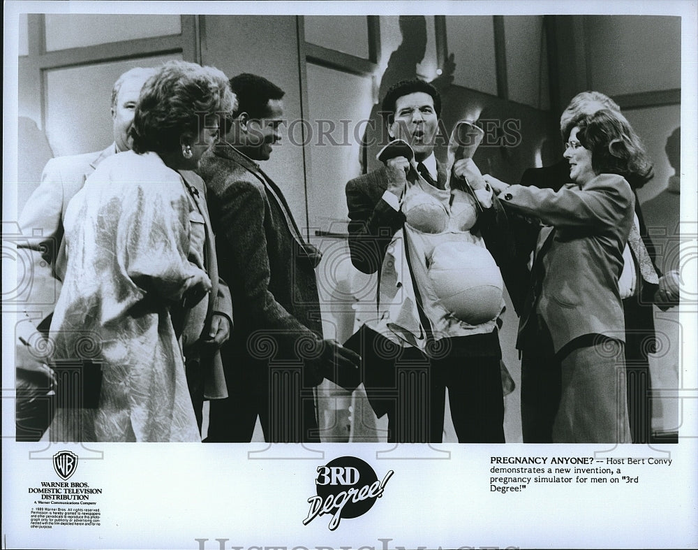 1989 Press Photo Host Bert Convy in scene from Warner Bros. &quot;3rd Degree&quot;.- Historic Images