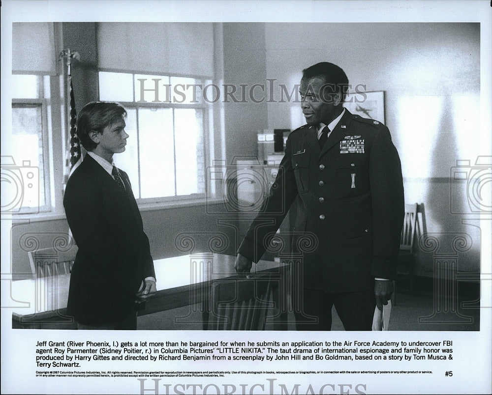 1987 Press Photo River Phoenix &amp; Sidney Poitier Star In &quot;Little Nikita&quot;- Historic Images