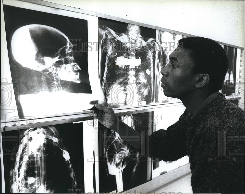 Press Photo Todd Rolle examines skeleton of an ancient mummy &quot;3-2-1 Contact&quot;- Historic Images