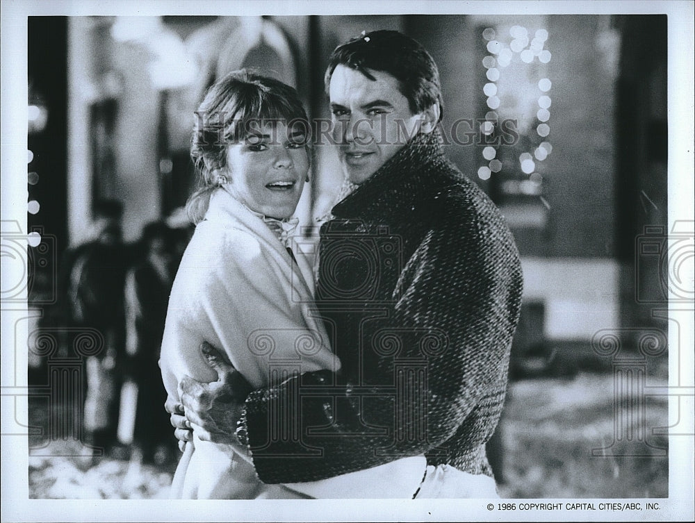 1986 Press Photo Carolyn McCormick and Robert Urich in &quot;Spenser: For Hire&quot;.- Historic Images