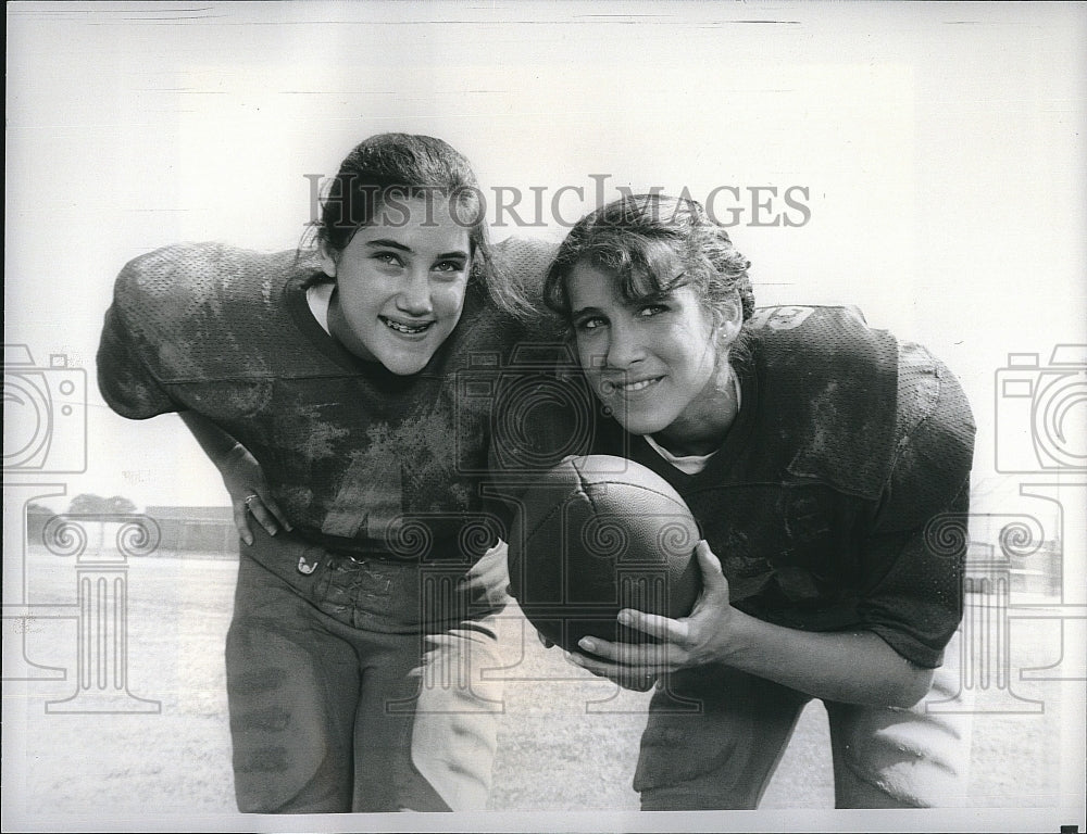 1982 Press Photo Sarah Jessica Parker, Amy Linker &quot;Square Pegs&quot;- Historic Images