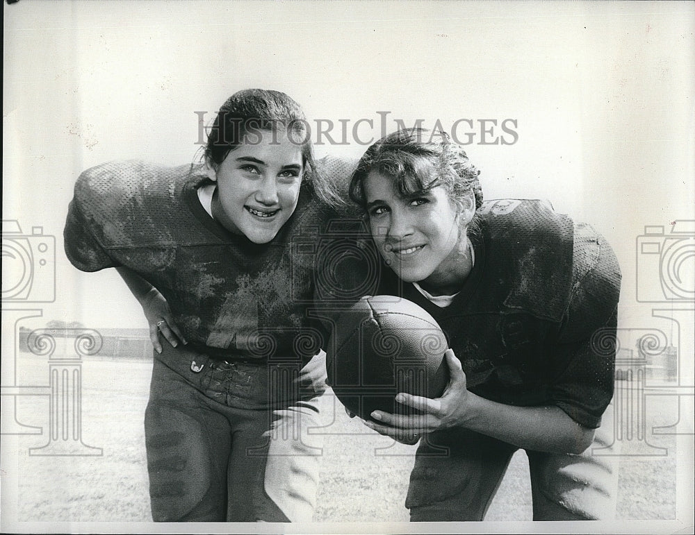 1982 Press Photo Sarah Jessica Parker, Amy Linker &quot;Square Pegs&quot;- Historic Images