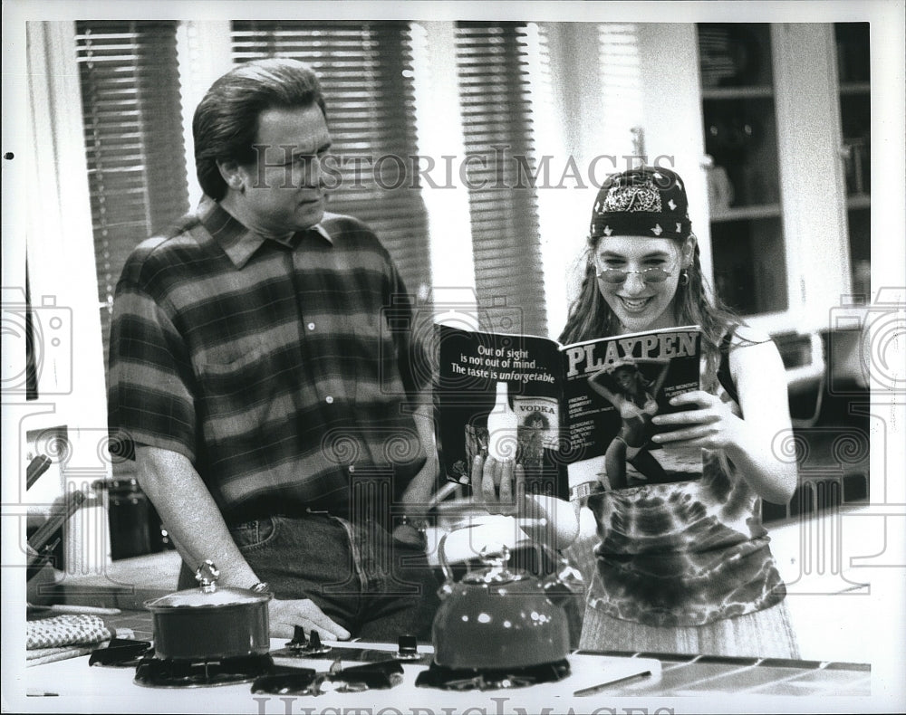 Press Photo John Larroquette, Mayim Bialik, &quot;The John Larroquette Show&quot;- Historic Images