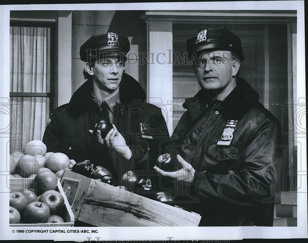 1986 Press Photo Andrew Rubin and Peter Boyle in &quot;Joe Bash&quot;.- Historic Images