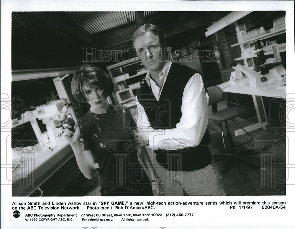 1997 Press Photo Allison Smith &amp; Linden Ashby Star In &quot;Spy Game&quot;- Historic Images