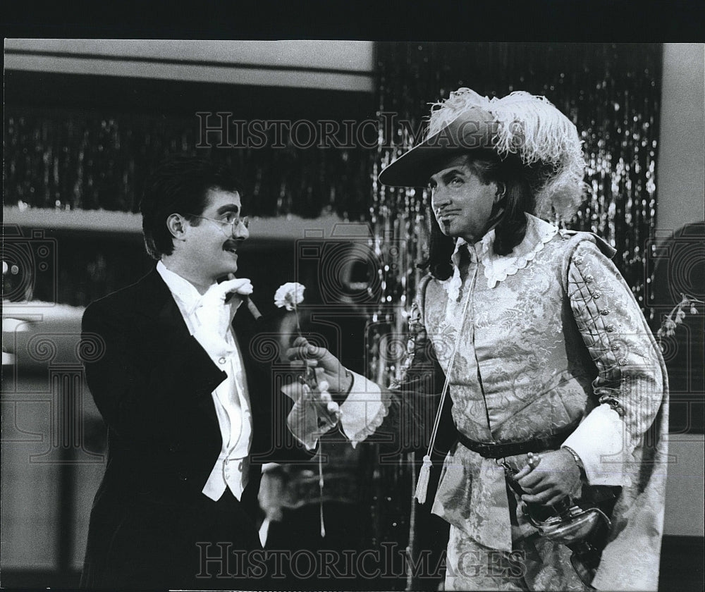 1987 Press Photo Gary Kroeger &amp; George Hamilton Star In &quot;Spies&quot;- Historic Images