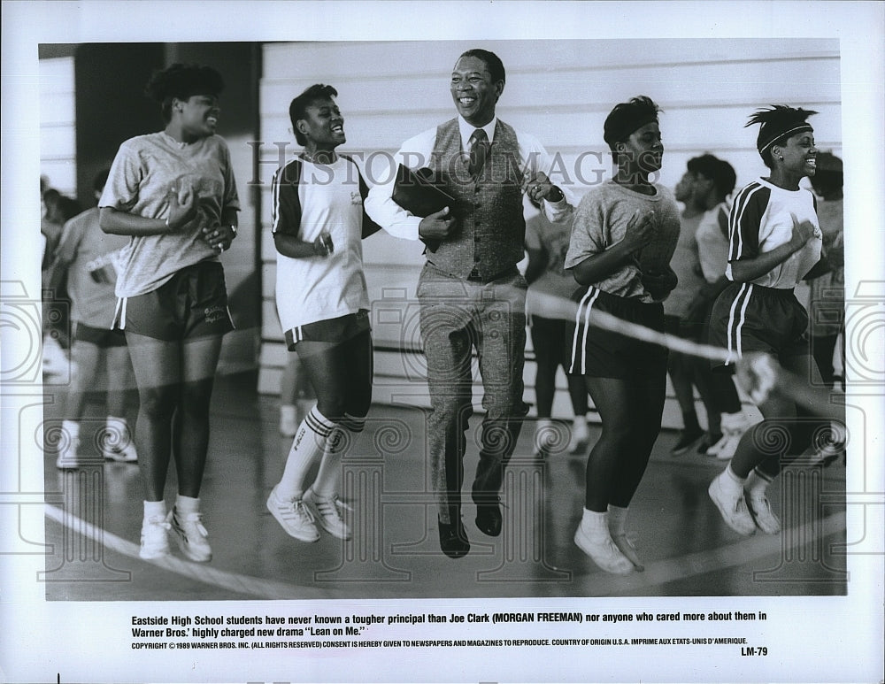 1989 Press Photo Actor Morgan Freeman &amp; Cast Members in &quot;Lean On Me&quot;- Historic Images