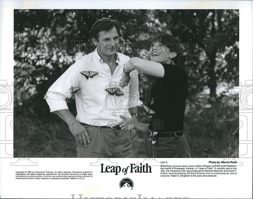 1992 Press Photo Debra Winger &amp; Liam Neeson star in &quot;Leap of Faith&quot; - Historic Images