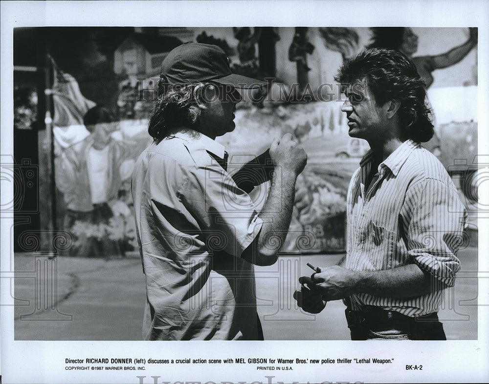 1987 Press Photo Director Ricard Donner with Mel Gibson in "Lethal Weapon".- Historic Images