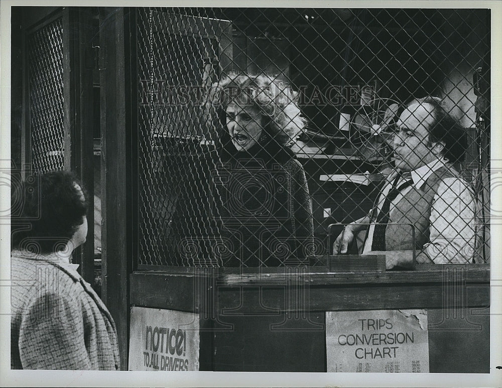 1982 Press Photo Actor Andy Kaufman, Carol Kane, and Danny DeVito in &quot;Taxi&quot;- Historic Images