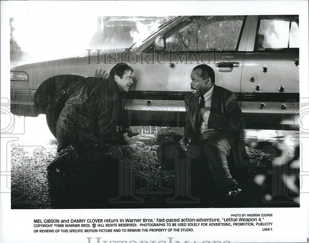 1998 Press Photo Mel Gibson &amp; Danny Glover star in &quot;Lethal Weapon 4&quot; - Historic Images