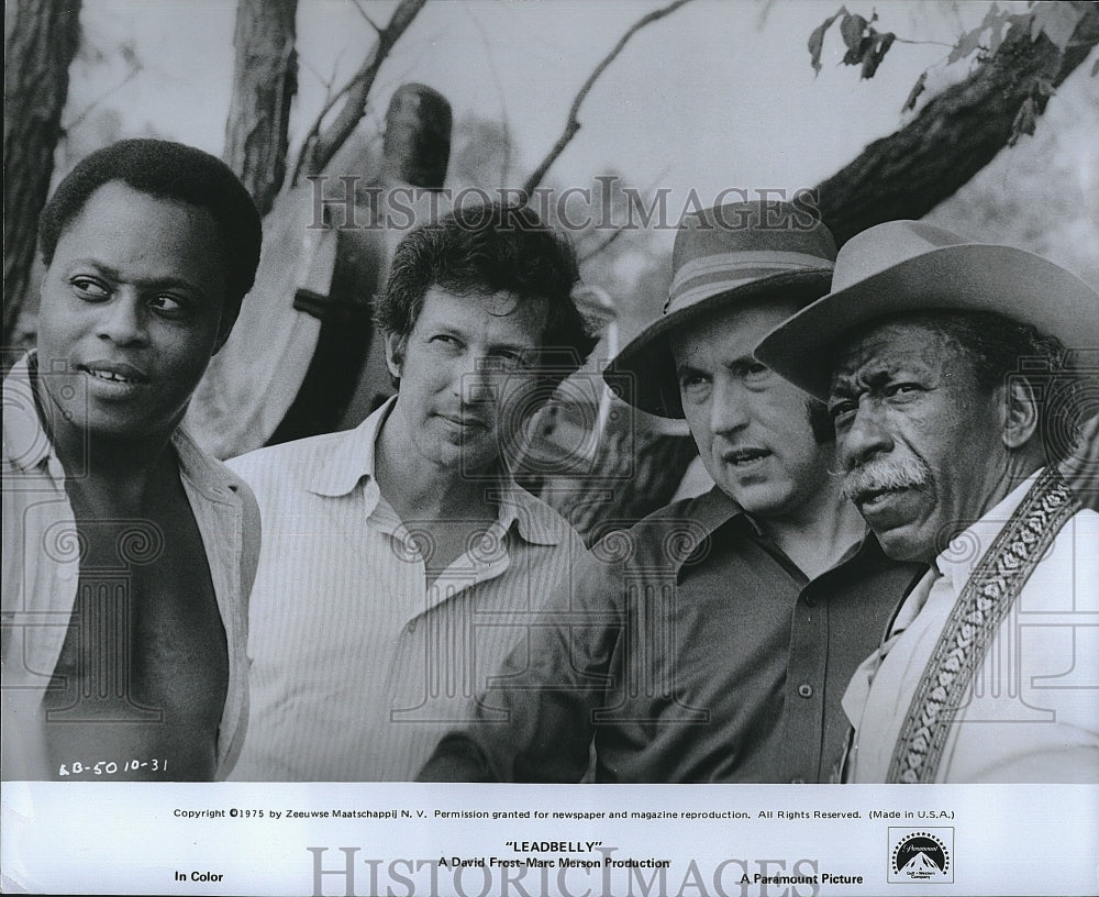 1975 Press Photo Roger Mosley With The Crew Of Film &quot;Leadbelly&quot;- Historic Images