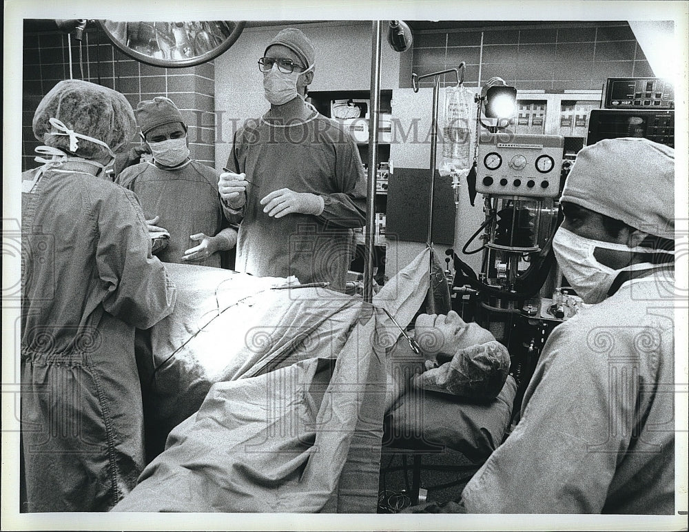 1983 Press Photo Dog Day Hospital St. Elsewhere Ed Begley Jr.- Historic Images