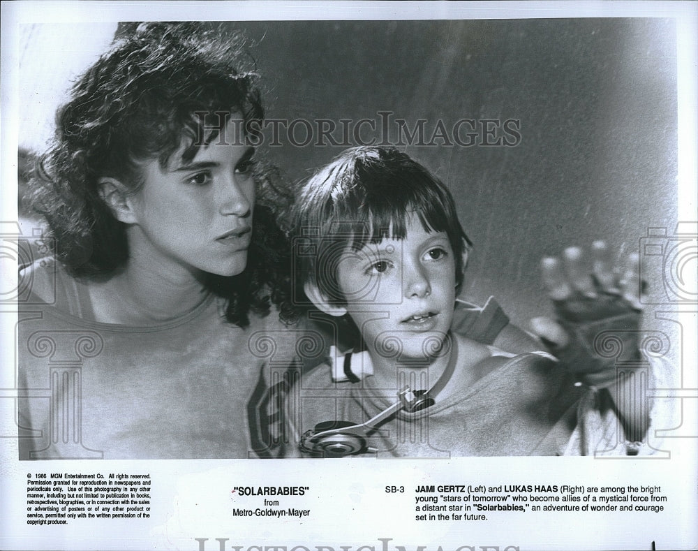 1986 Press Photo Jami Gertz &amp; Lukas Haas Star In &quot;Solarbabies&quot;- Historic Images