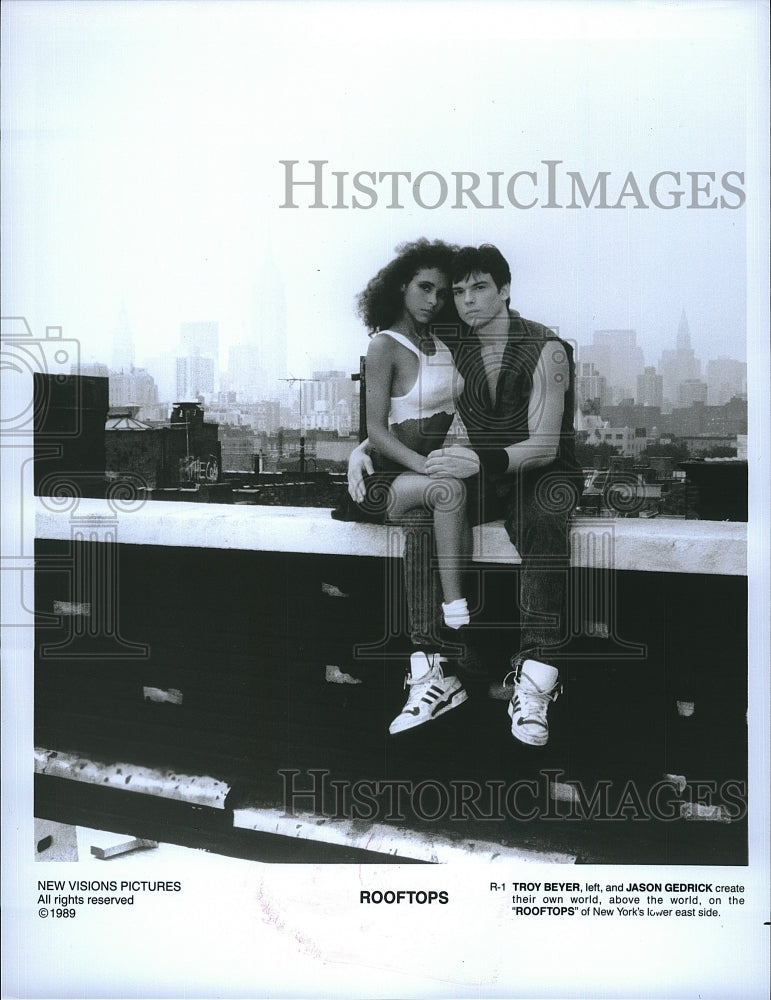 1989 Press Photo Jason Gedrick &amp; Troy Beyer Star In &quot;Rooftops&quot;- Historic Images