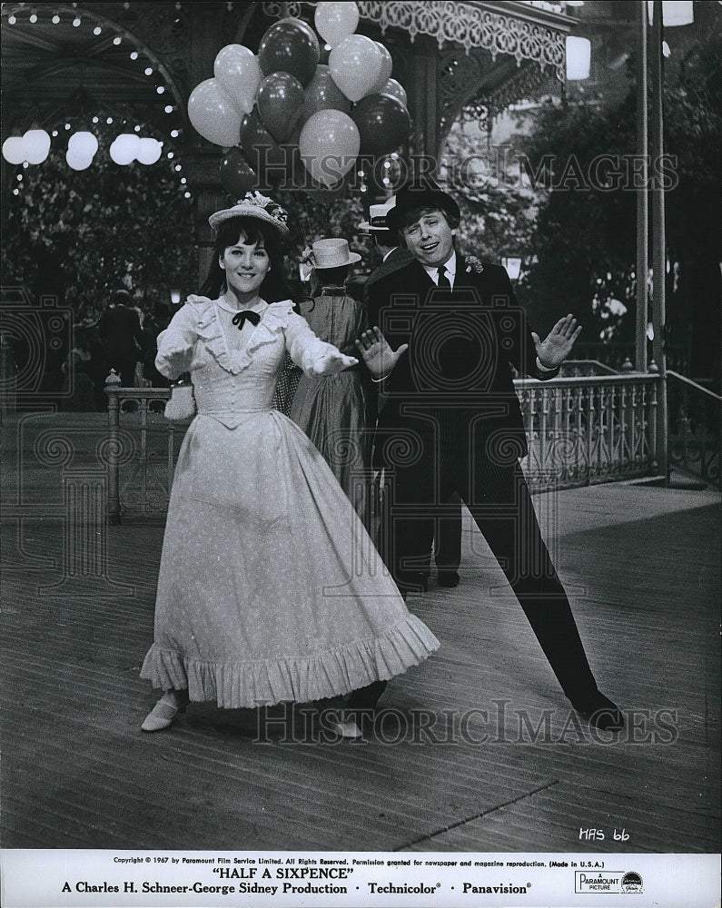 1968 Press Photo Half A Sixpence Tommy Steele Julia Foster- Historic Images